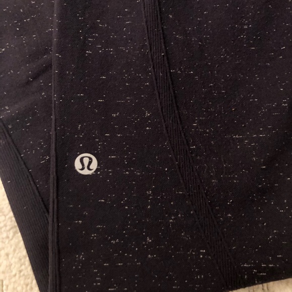 Lululemon Free To Flow 7/8 Tight Navy White Size 8 - Picture 9 of 9